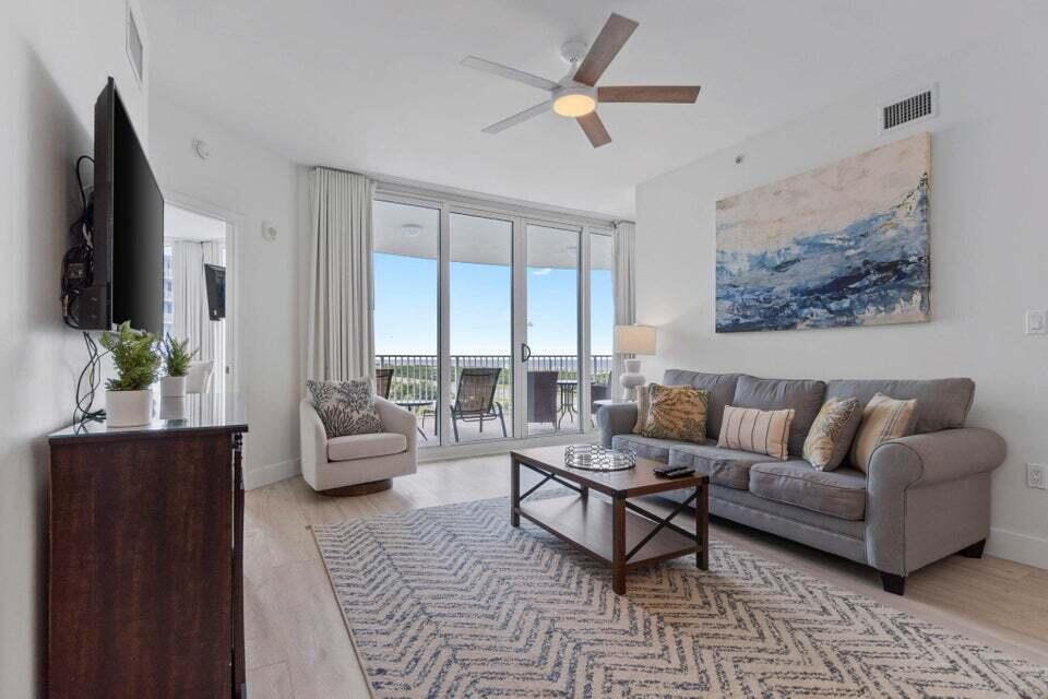 4207 Indian Bayou Trl Unit 2815, Destin, FL 32541 - living room featuring a ceiling fan, light wood-style flooring, and baseboards
