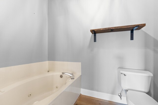 4507 Furling Ln Unit 302, Destin, FL 32541 - bathroom featuring toilet, a tub with jets, and baseboards