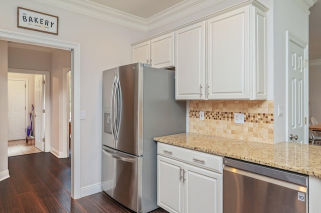 4467 Turnberry Pl, Niceville, FL 32578 - kitchen with appliances with stainless steel finishes, backsplash, baseboards, ornamental molding, and dark wood-style flooring