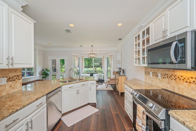 4467 Turnberry Pl, Niceville, FL 32578 - kitchen featuring stainless steel appliances, a sink, a peninsula, white cabinetry, and dark wood-style flooring
