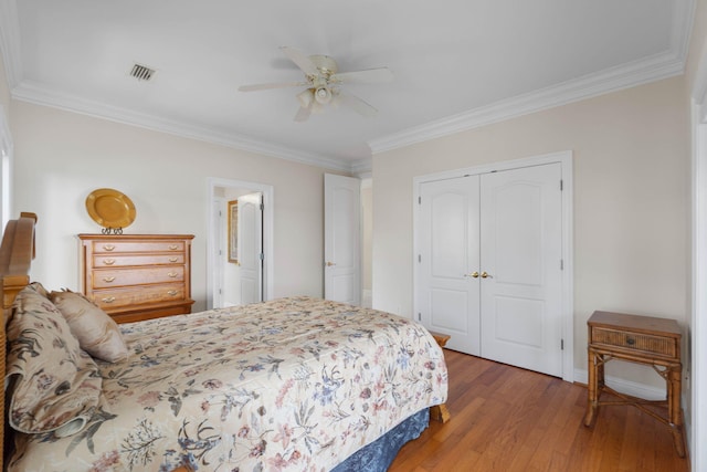 23 Paradise Point Rd, Shalimar, FL 32579 - bedroom featuring a closet, light wood finished floors, ornamental molding, ceiling fan, and baseboards
