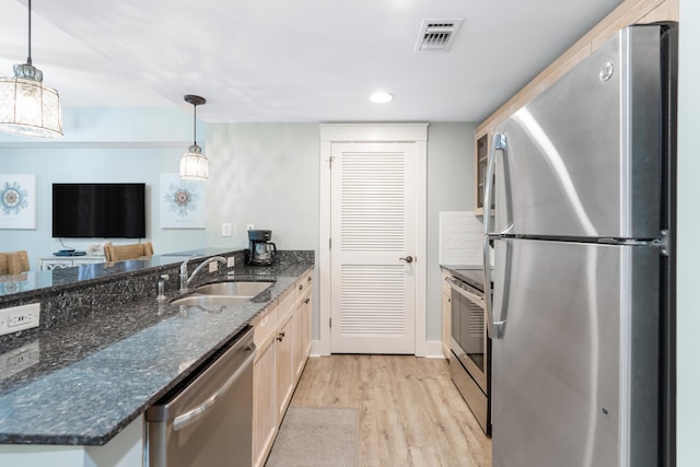 9200 Baytowne Wharf Blvd Unit 341, Miramar Beach, FL 32550 - kitchen featuring stainless steel appliances, a sink, light wood-style floors, recessed lighting, and a peninsula