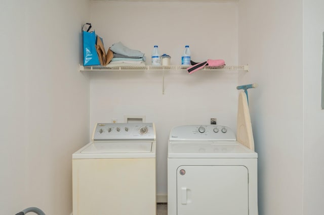 642 Alysheba Dr, Crestview, FL 32539 - laundry room featuring washer and dryer