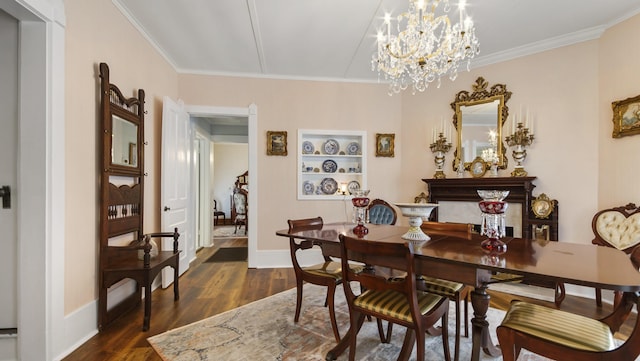 119 E Live Oak Ave, Defuniak Springs, FL 32435 - dining area with dark wood-style floors, a chandelier, crown molding, baseboards, and built in shelves