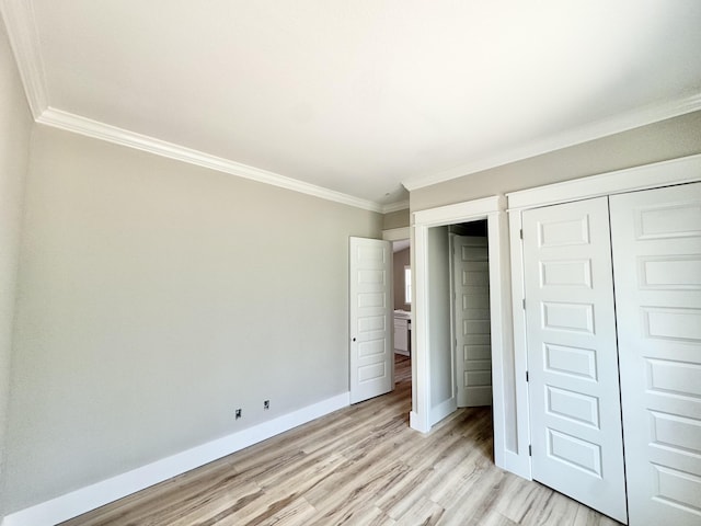 298 S 2nd St, Santa Rosa Beach, FL 32459 - unfurnished bedroom with baseboards, light wood-style floors, crown molding, and a closet