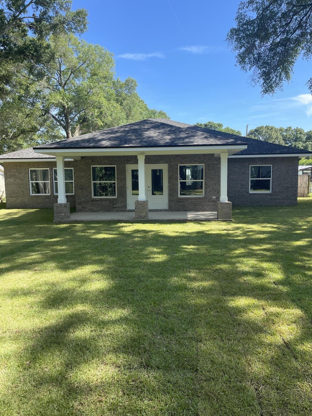 424 Ed St, Fort Walton Beach, FL 32547 - view of front facade featuring brick siding, a front yard, and a porch