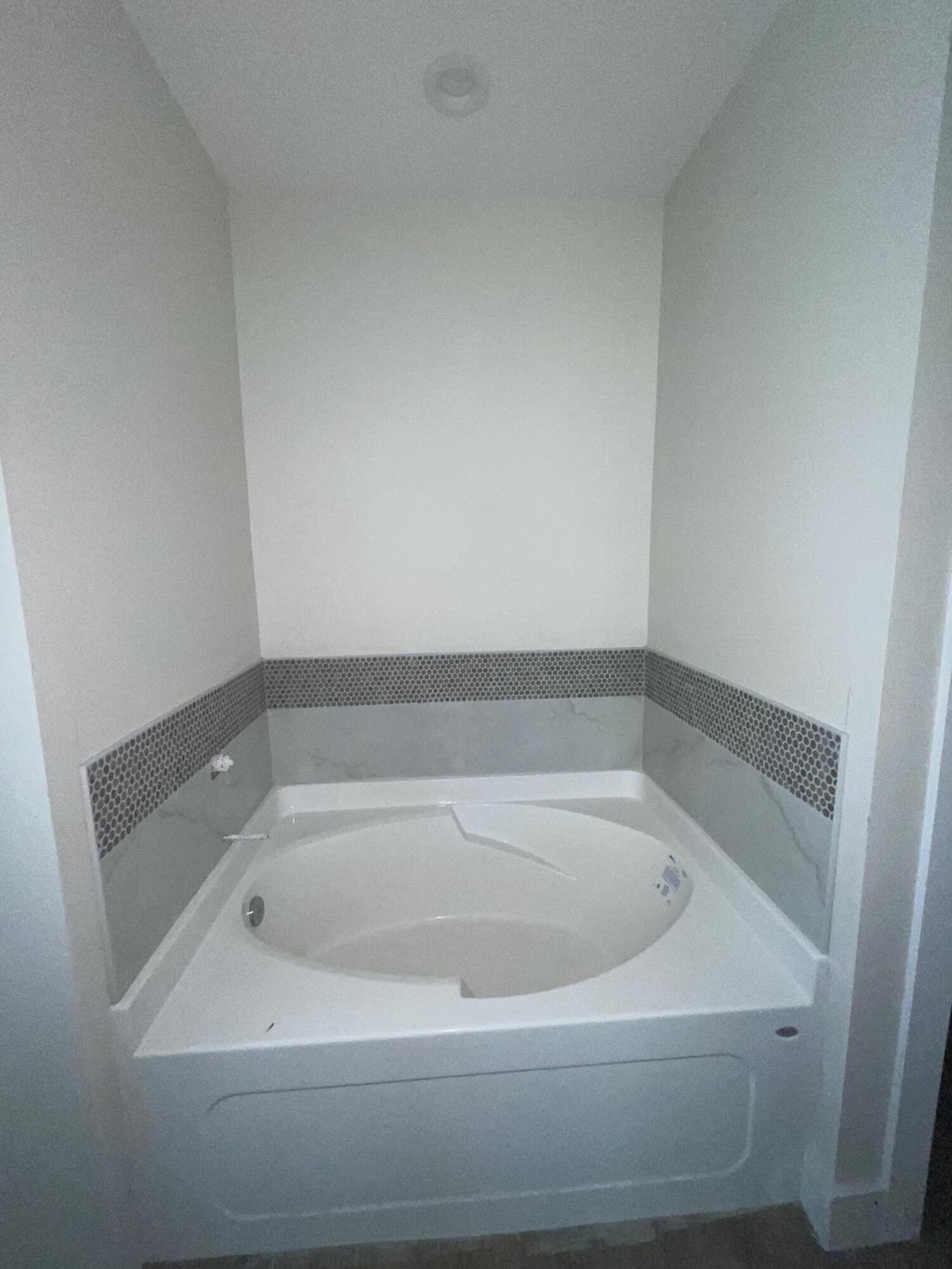 424 Ed St, Fort Walton Beach, FL 32547 - bathroom featuring a garden tub