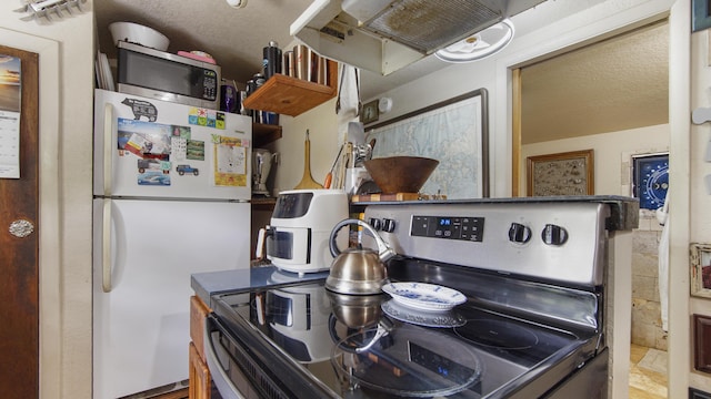 841 N 1st St, Defuniak Springs, FL 32433 - kitchen featuring appliances with stainless steel finishes and under cabinet range hood