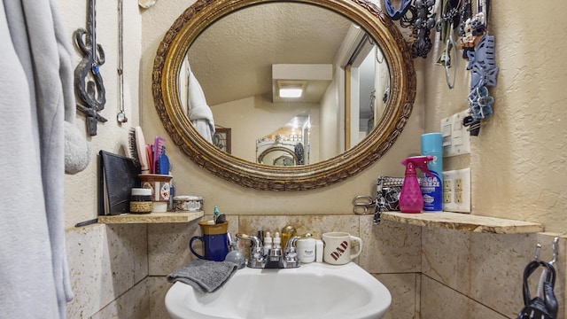 841 N 1st St, Defuniak Springs, FL 32433 - bathroom featuring a textured wall, a sink, and a textured ceiling