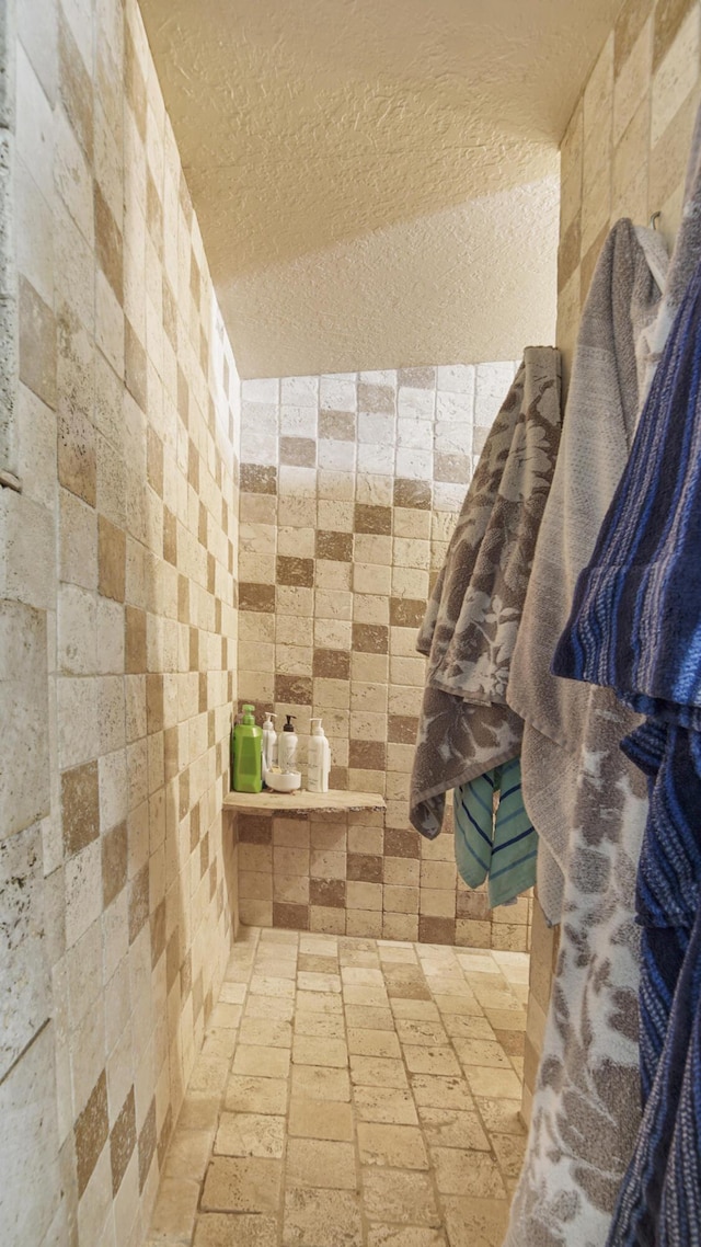 841 N 1st St, Defuniak Springs, FL 32433 - bathroom with a textured ceiling