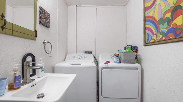 841 N 1st St, Defuniak Springs, FL 32433 - washroom featuring washing machine and dryer and a textured wall