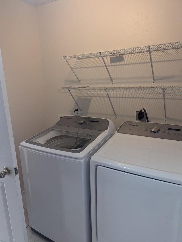 4555 Wolf Track Rdg Unit 6.44Ac, Crestview, FL 32539 - washroom featuring washing machine and dryer and baseboards