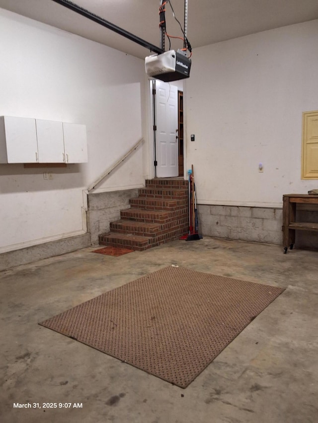 4555 Wolf Track Rdg Unit 6.44Ac, Crestview, FL 32539 - garage featuring a garage door opener