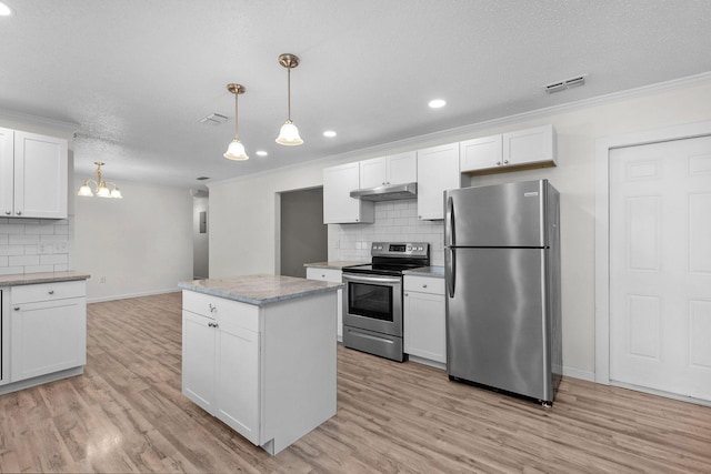709 Russell Blvd, Fort Walton Beach, FL 32547 - kitchen featuring stainless steel appliances, under cabinet range hood, backsplash, ornamental molding, and baseboards