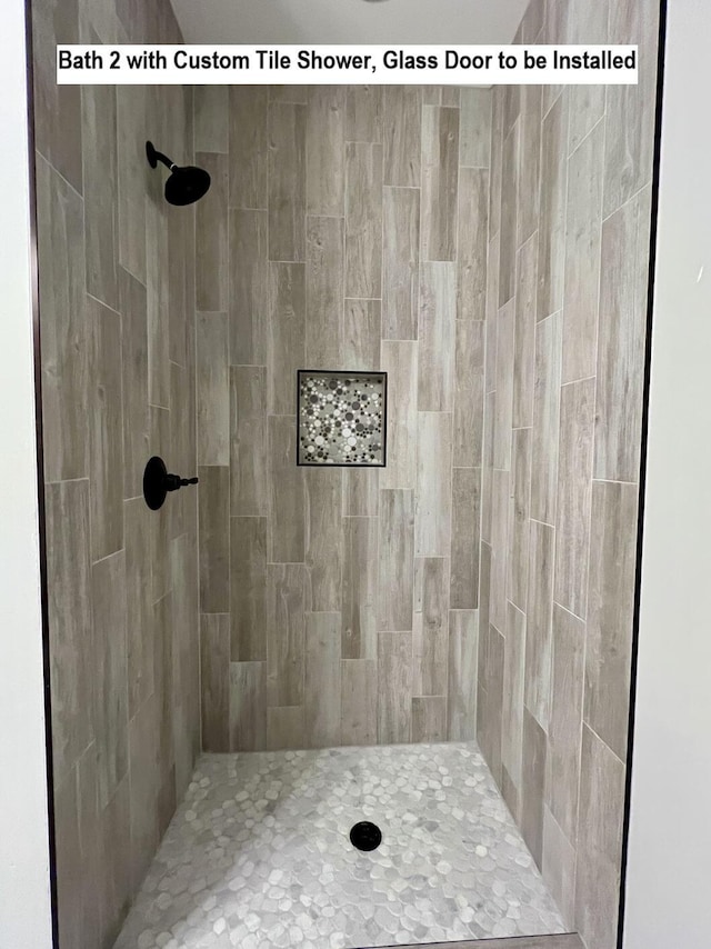 2675 Brodie Ln, Crestview, FL 32536 - bathroom with tiled shower