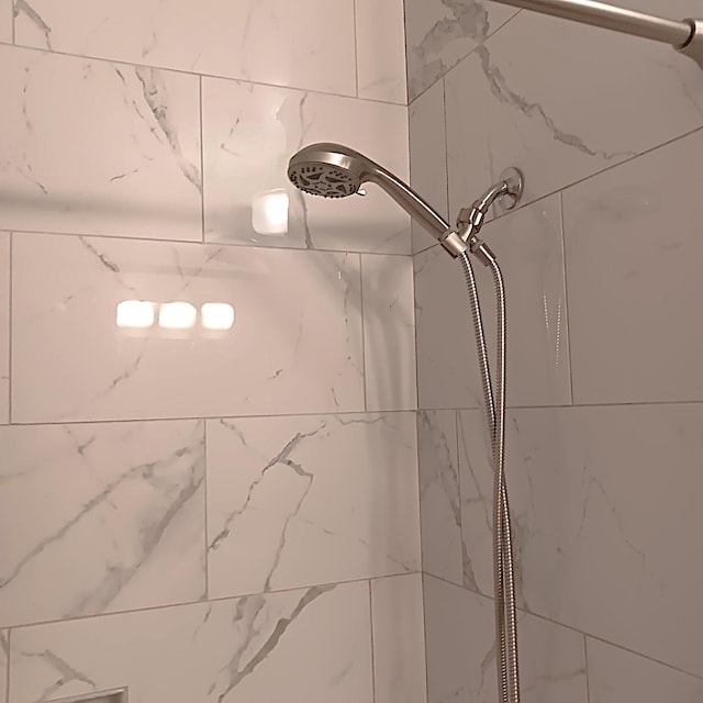 72 Park Ave, Defuniak Springs, FL 32435 - detailed view of tiled shower