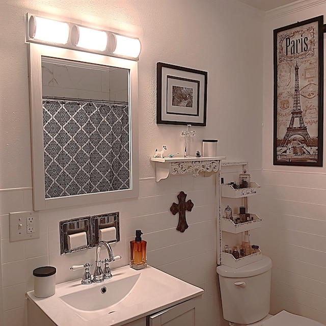 72 Park Ave, Defuniak Springs, FL 32435 - full bath featuring tile walls, toilet, vanity, and crown molding