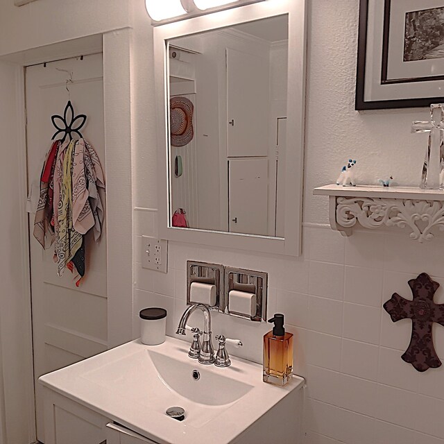 72 Park Ave, Defuniak Springs, FL 32435 - bathroom featuring backsplash and vanity