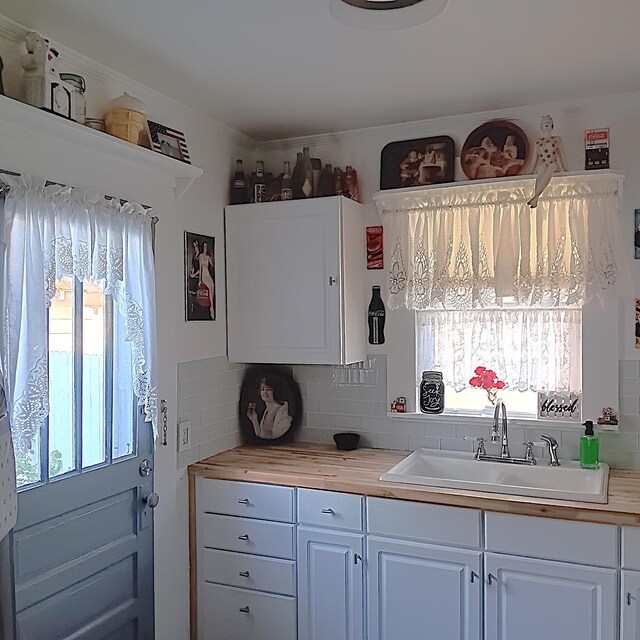 72 Park Ave, Defuniak Springs, FL 32435 - kitchen with a sink, plenty of natural light, and decorative backsplash
