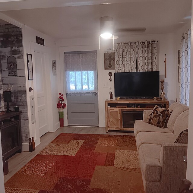 72 Park Ave, Defuniak Springs, FL 32435 - living area with light wood-style floors