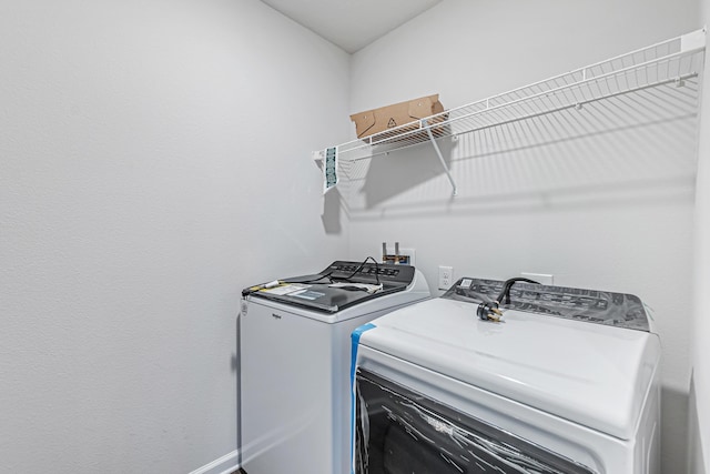 205 Laurel Hill St, Crestview, FL 32539 - laundry room featuring washing machine and dryer and baseboards