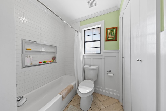 207 Oakwood Cir, Niceville, FL 32578 - full bath featuring crown molding, toilet, shower / tub combo, and a wainscoted wall