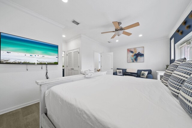 142 Southfields Rd, Panama City Beach, FL 32413 - bedroom featuring wood finished floors, crown molding, baseboards, ceiling fan, and recessed lighting