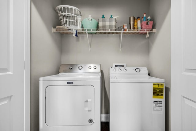 2065 Wilsons Plover Cir, Navarre, FL 32566 - laundry area featuring independent washer and dryer