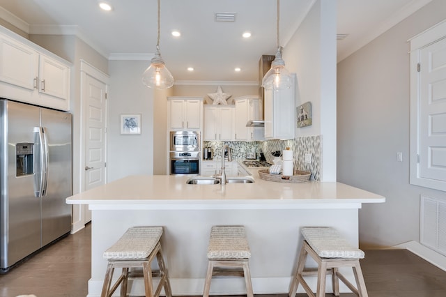 23 E York Ln Unit C, Inlet Beach, FL 32461 - kitchen with stainless steel appliances, a sink, decorative backsplash, a peninsula, and a kitchen breakfast bar