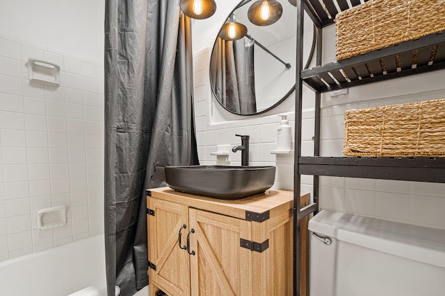 29 SE Alexandra Pl, Fort Walton Beach, FL 32548 - bathroom with shower / bath combo, toilet, and vanity