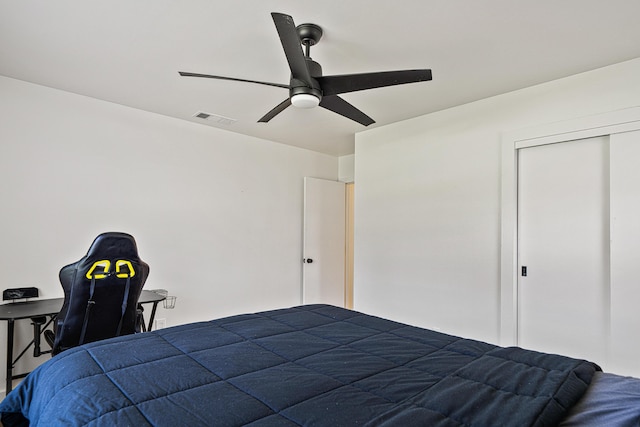 29 SE Alexandra Pl, Fort Walton Beach, FL 32548 - bedroom featuring a closet and a ceiling fan