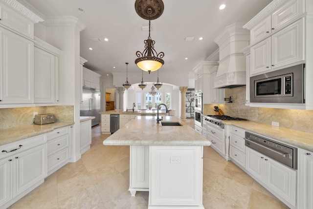 30 Pelican Cir, Inlet Beach, FL 32461 - kitchen with decorative columns, a sink, a warming drawer, a large island, and built in appliances
