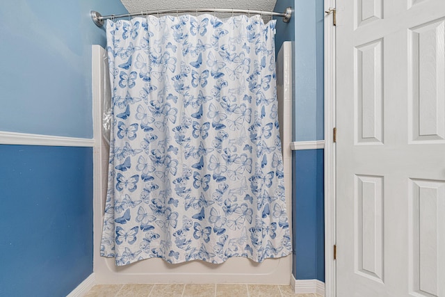 138 Conquest Ave, Crestview, FL 32536 - bathroom with shower / bath combo and baseboards