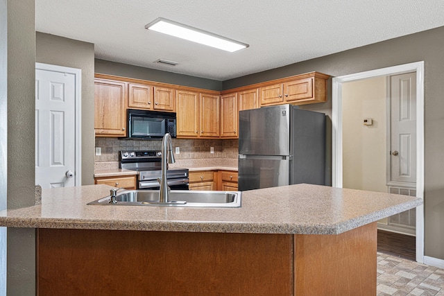 138 Conquest Ave, Crestview, FL 32536 - kitchen with stainless steel appliances, backsplash, baseboards, and light countertops