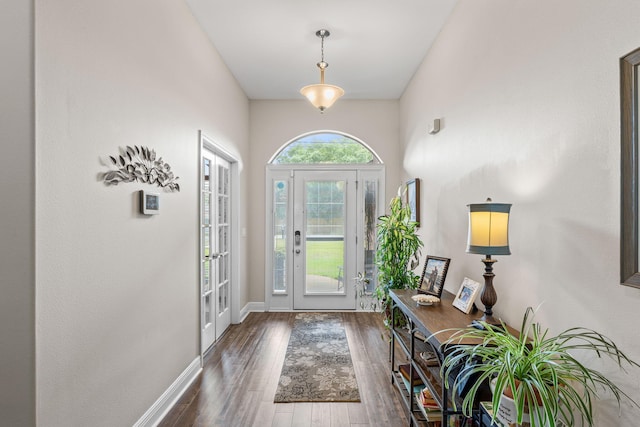 7302 Manatee St, Navarre, FL 32566 - foyer entrance featuring wood finished floors and baseboards