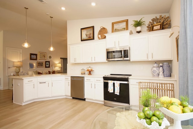 14 Cool Breeze, Freeport, FL 32439 - kitchen with appliances with stainless steel finishes, a sink, a peninsula, white cabinets, and recessed lighting
