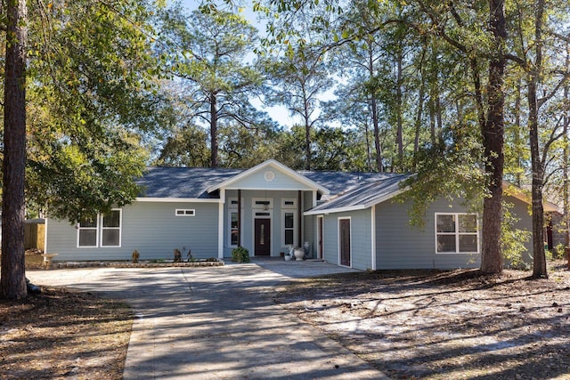 2007 Bayshore Dr, Niceville, FL 32578 - view of front facade featuring concrete driveway