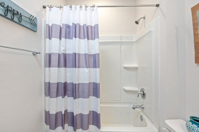 125 Hobson Ave, Crestview, FL 32539 - full bath featuring shower / bathtub combination with curtain and toilet