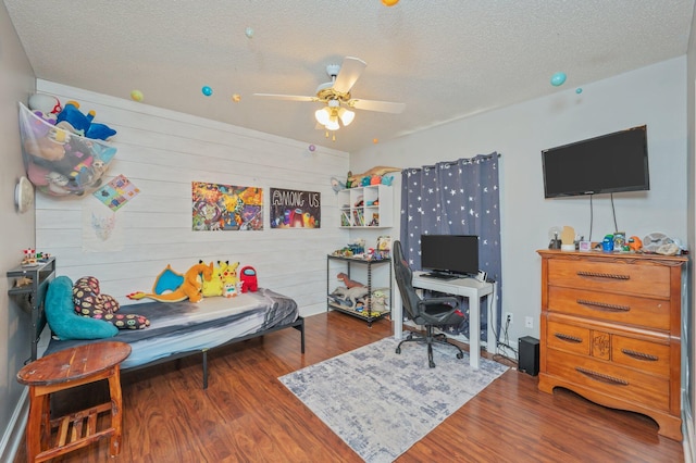 4680 Lovegrass Ln, Crestview, FL 32539 - bedroom with wood finished floors, a textured ceiling, a desk, and ceiling fan
