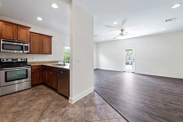 2131 Wilsons Plover Cir, Navarre, FL 32566 - kitchen with stainless steel appliances, a sink, ceiling fan, recessed lighting, and baseboards