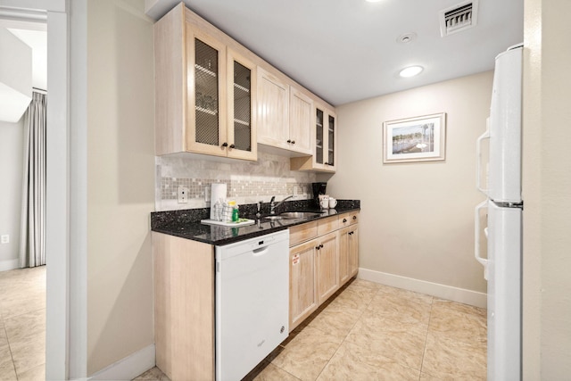 9100 Baytowne Wharf Blvd Unit 261, Miramar Beach, FL 32550 - kitchen featuring white appliances, a sink, light brown cabinetry, baseboards, and backsplash