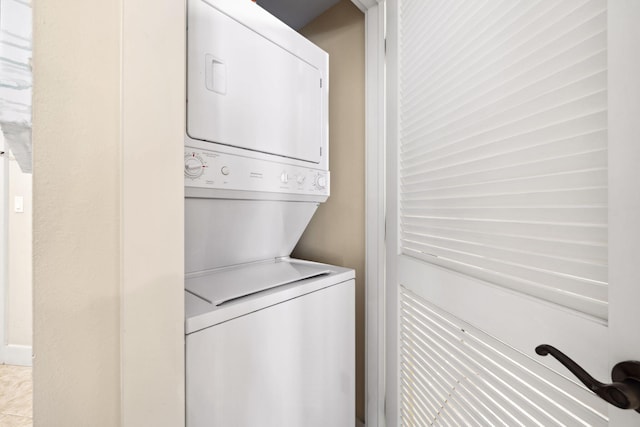 9100 Baytowne Wharf Blvd Unit 261, Miramar Beach, FL 32550 - laundry room featuring stacked washer / dryer
