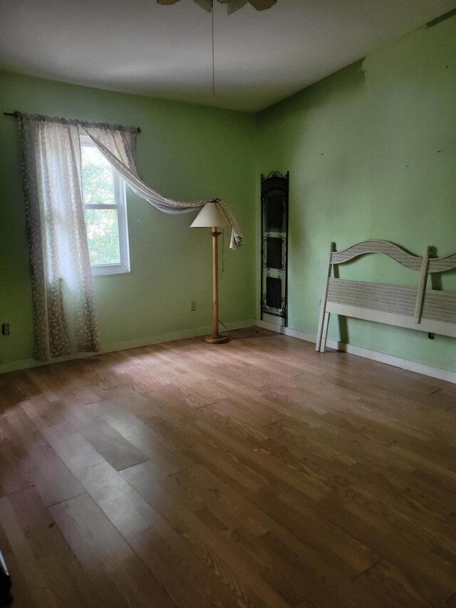 1989 Juniper Lake Rd, Defuniak Springs, FL 32433 - unfurnished room featuring wood finished floors, baseboards, and a ceiling fan