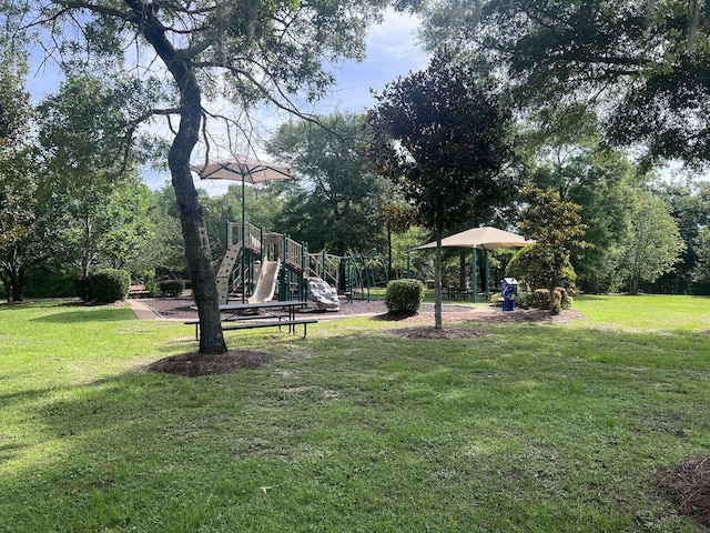 201 Pinque Coat Ct, Crestview, FL 32536 - view of grassy yard