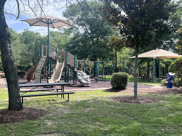201 Pinque Coat Ct, Crestview, FL 32536 - community jungle gym with a lawn