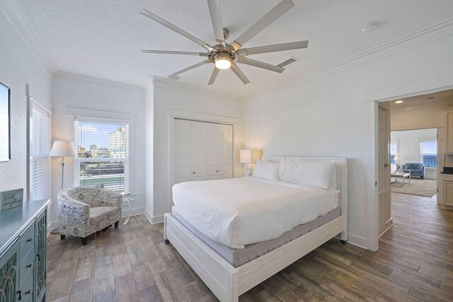 330 Tang O Mar Dr, Destin, FL 32550 - bedroom with wood finished floors, ornamental molding, a closet, and ceiling fan