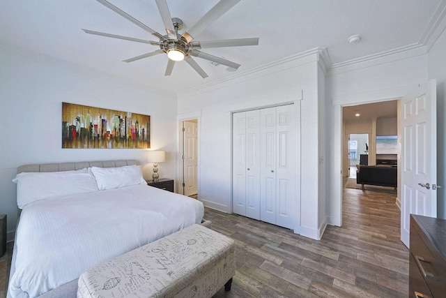 330 Tang O Mar Dr, Destin, FL 32550 - bedroom with dark wood-style floors, crown molding, a closet, and a ceiling fan