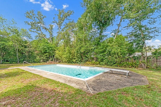 19 Bayview Dr, Shalimar, FL 32579 - swimming pool featuring a diving board