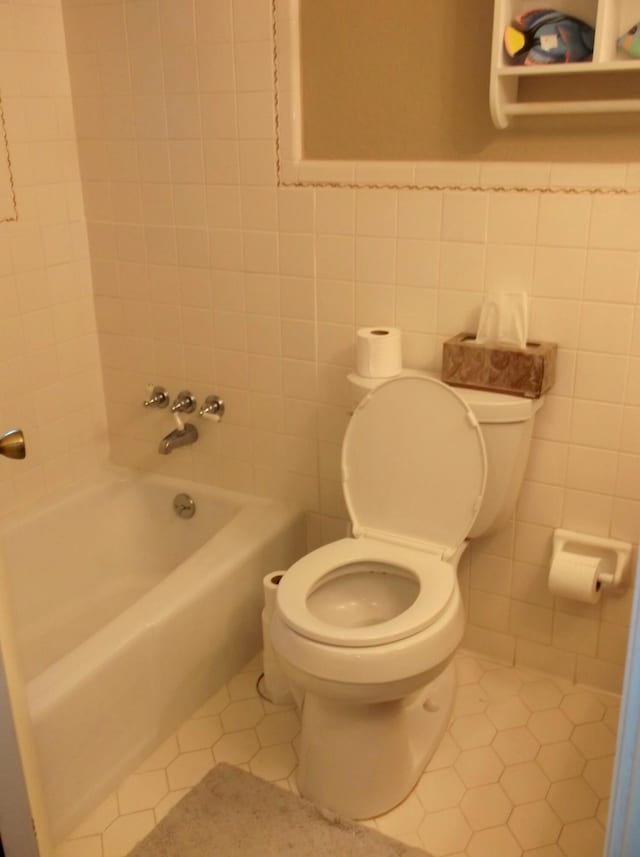 8 NE Carlyle Ct, Fort Walton Beach, FL 32547 - full bath with tile patterned floors, tile walls, shower / bathtub combination, and a wainscoted wall