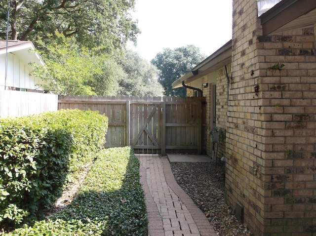 8 NE Carlyle Ct, Fort Walton Beach, FL 32547 - view of yard featuring a gate